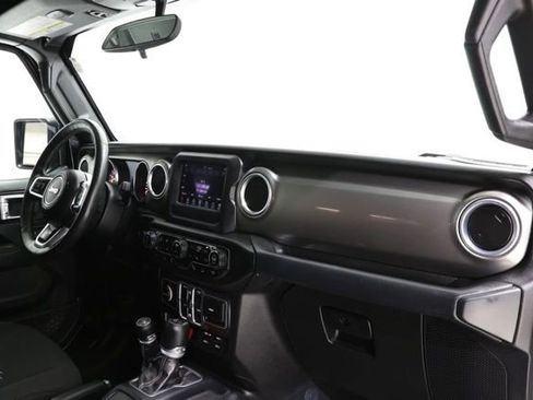 Used 2018 Jeep Wrangler Unlimited Sahara w/ Cold Weather Group AWD/4WD image 18