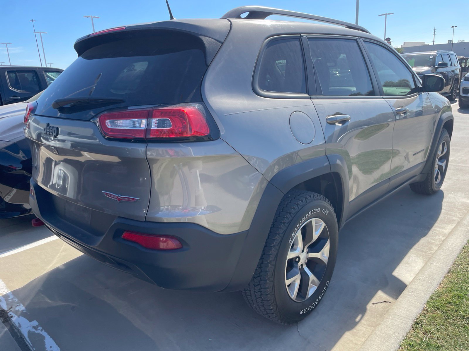 Used 2017 Jeep Cherokee Trailhawk AWD/4WD image 4