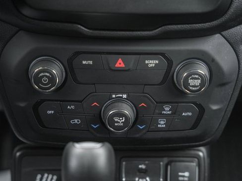 Used 2019 Jeep Renegade Latitude w/ Cold Weather Group image 23