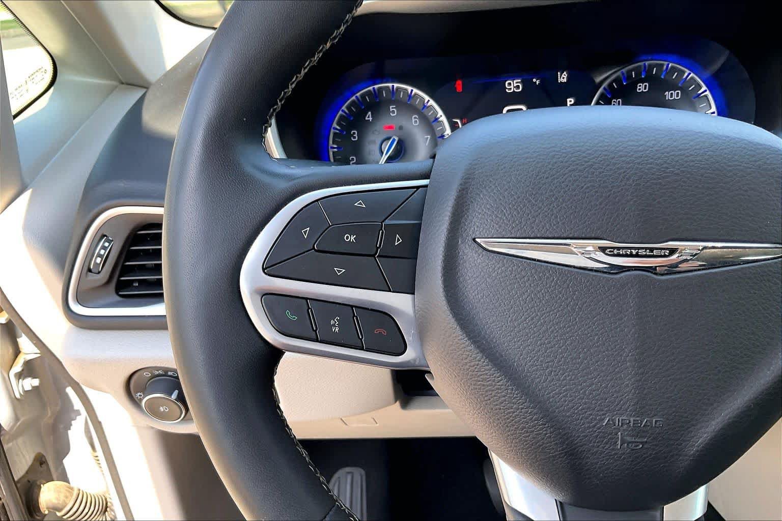 Used 2024 Chrysler Pacifica Touring-L FWD image 22