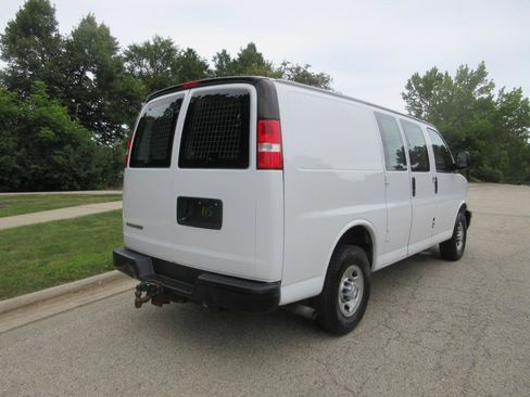 Used 2017 Chevrolet Express 2500 RWD image 16