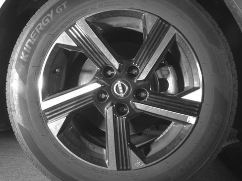 Used 2025 Nissan Sentra SV FWD image 13