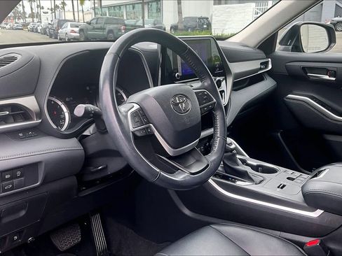 Used 2023 Toyota Highlander XLE FWD image 17