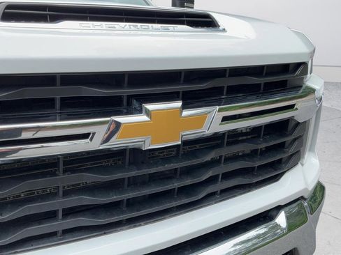Used 2024 Chevrolet Silverado 2500 LT AWD/4WD image 30
