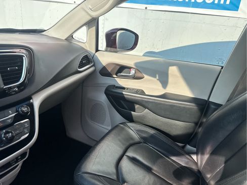 Used 2018 Chrysler Pacifica Touring-L FWD image 28