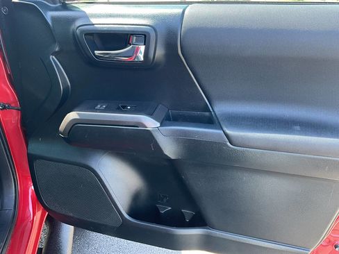 Used 2017 Toyota Tacoma TRD Off-Road image 29