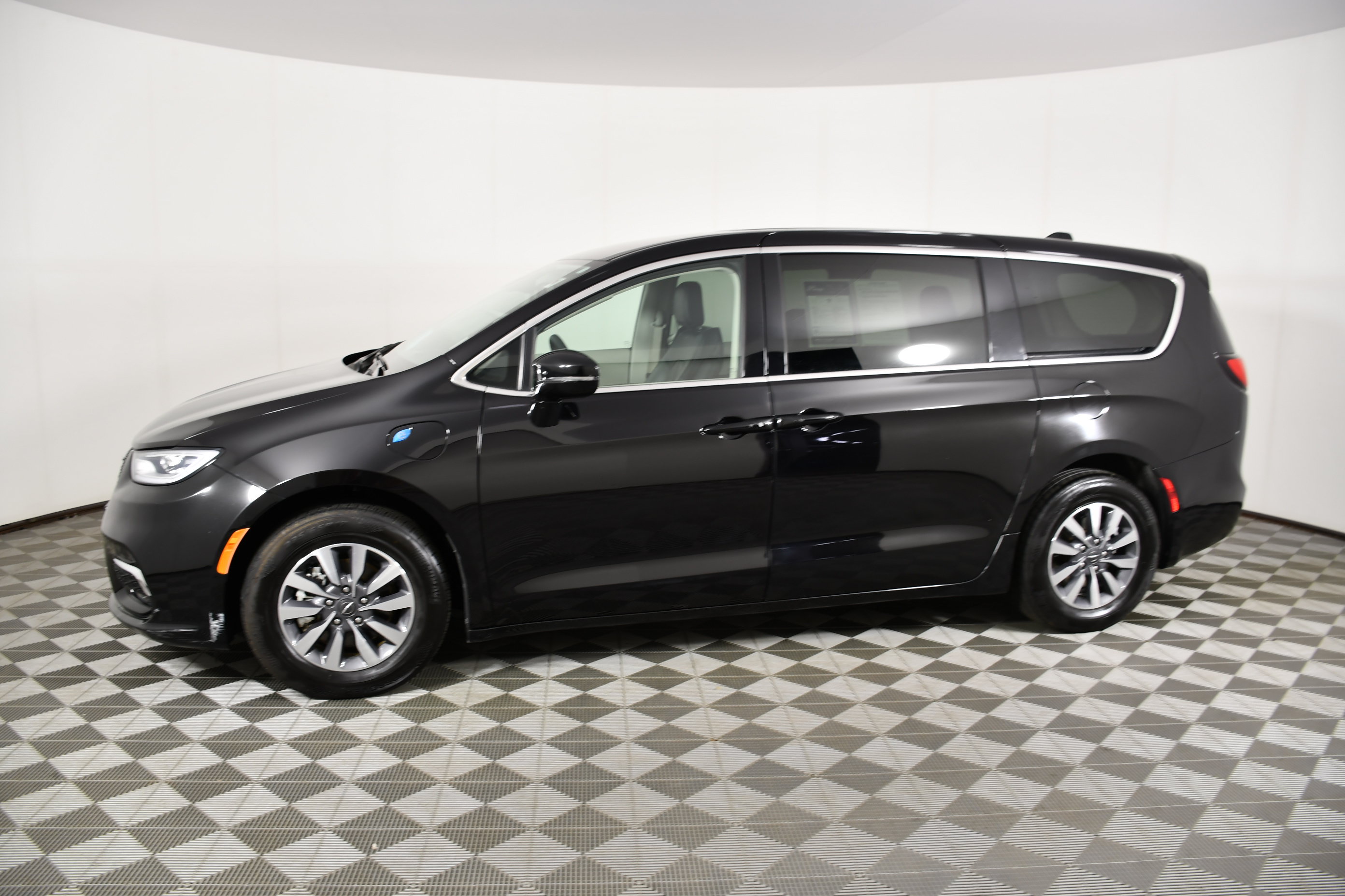 Used 2024 Chrysler Pacifica Limited FWD image 9