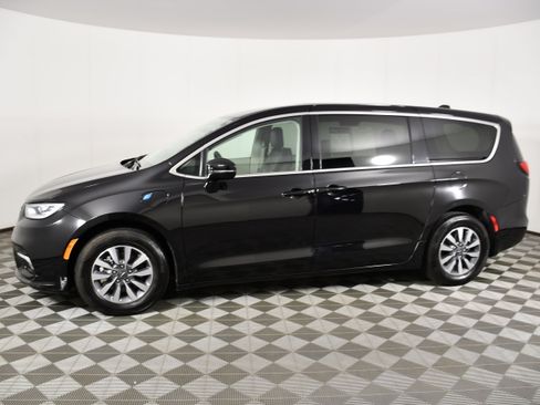 Used 2024 Chrysler Pacifica Limited FWD image 9