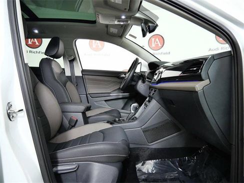 Used 2024 Volkswagen Taos SEL image 11