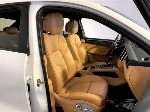 Certified 2018 Porsche Macan AWD/4WD image 18