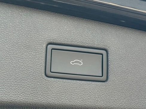 Certified 2022 Volkswagen Tiguan SE R-Line FWD image 16