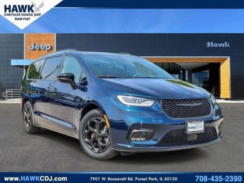 Certified 2024 Chrysler Pacifica Premium FWD image 1