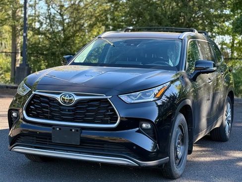 Certified 2024 Toyota Highlander Platinum AWD/4WD image 1