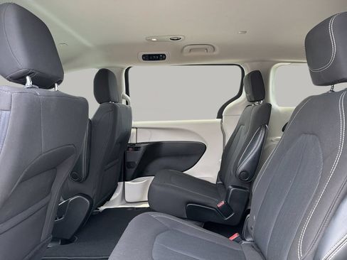 Used 2023 Chrysler Voyager LX FWD image 15