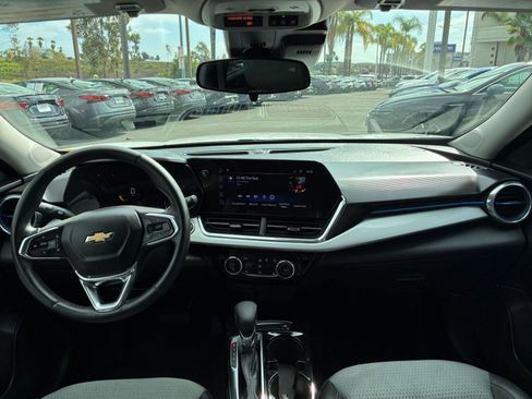 Used 2025 Chevrolet Trax LT w/ LT Convenience Package image 32