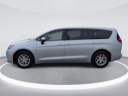 Used 2023 Chrysler Voyager LX FWD image 4