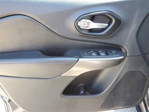 Used 2021 Jeep Cherokee Latitude Plus image 21