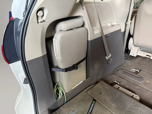 Used 2018 Toyota Sienna XLE w/ XLE Navigation Package FWD image 43