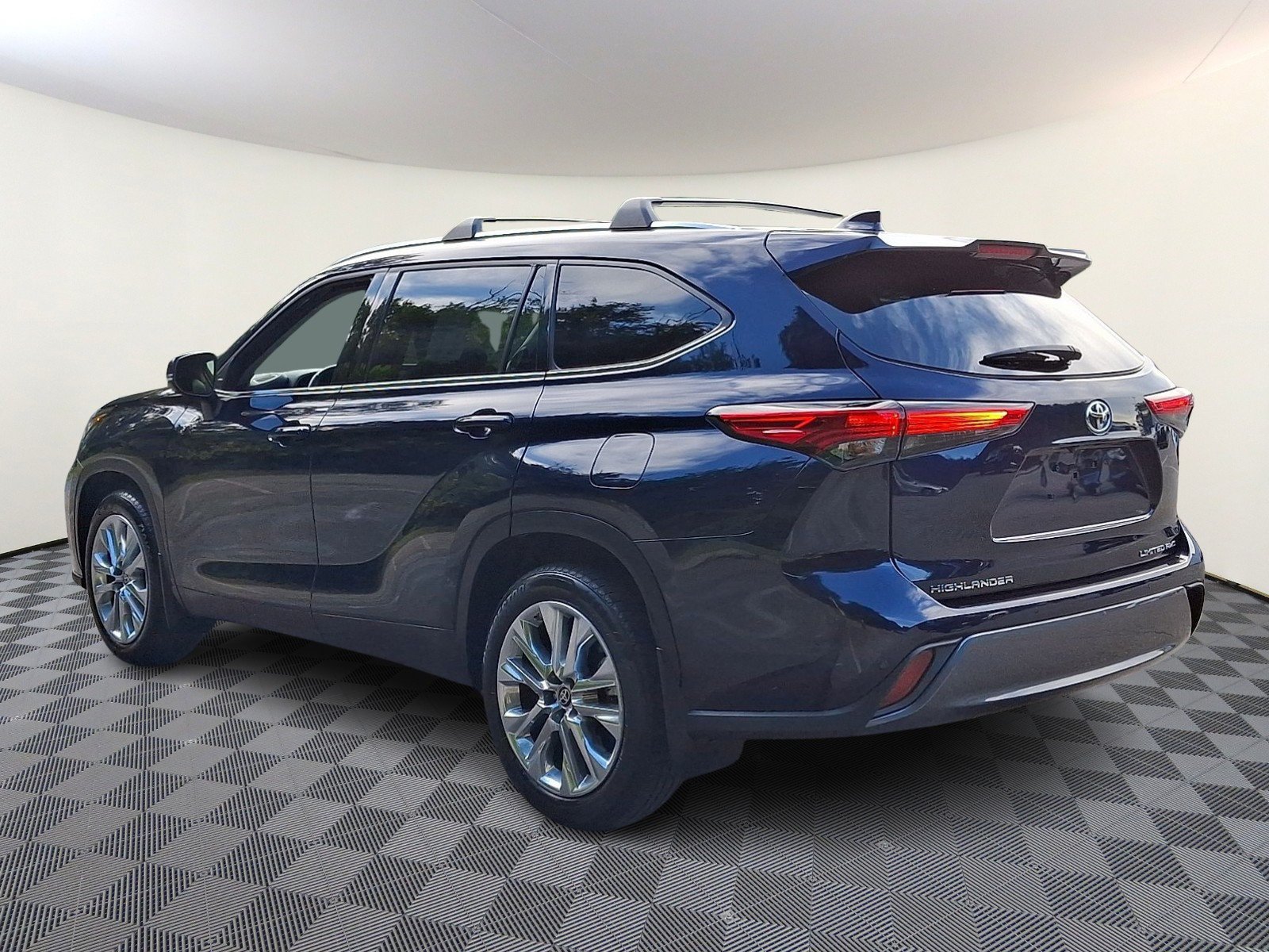 Used 2022 Toyota Highlander Limited AWD/4WD image 4