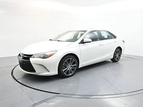 Used 2016 Toyota Camry SE image 3