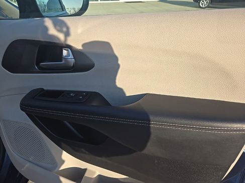 Used 2024 Chrysler Pacifica Select image 39