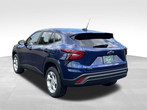 Certified 2024 Chevrolet Trax LS w/ LS Convenience Package FWD image 5