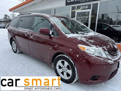 Used 2015 Toyota Sienna LE image 1