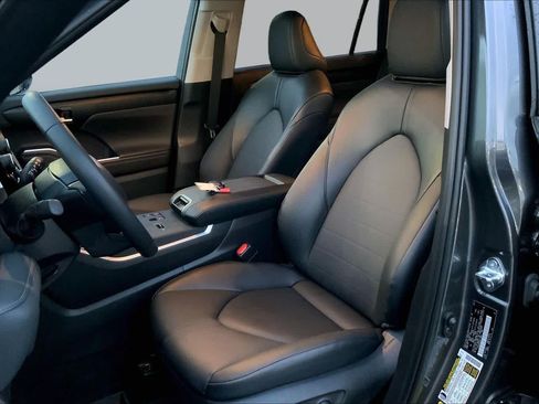 Used 2025 Toyota Highlander XLE FWD image 7