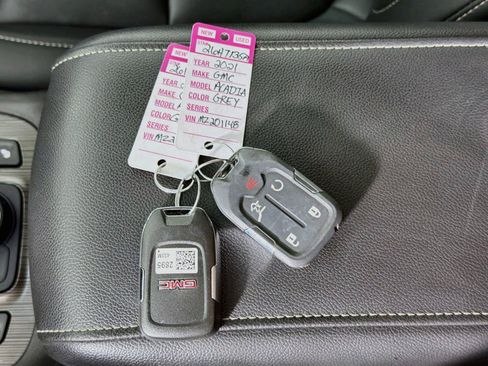 Used 2021 GMC Acadia SLT w/ Trailering Package AWD/4WD image 4