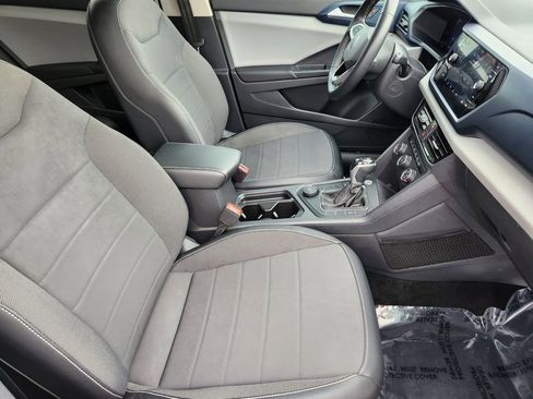 Used 2022 Volkswagen Taos SE image 5