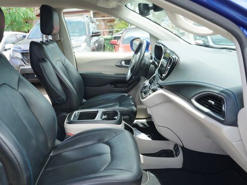 Used 2021 Chrysler Pacifica Touring-L FWD image 20