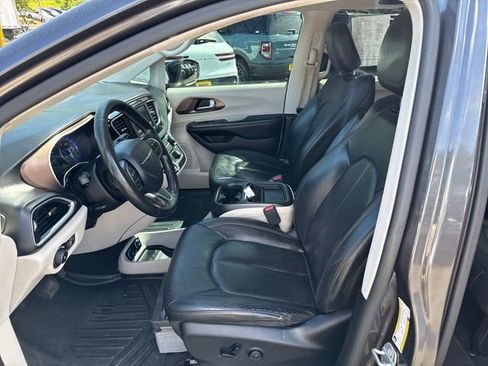 Used 2019 Chrysler Pacifica Touring-L FWD image 15
