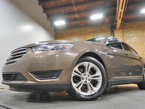 Used 2015 Ford Taurus SE FWD image 3