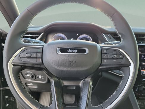 Used 2025 Jeep Grand Cherokee L Laredo RWD image 17