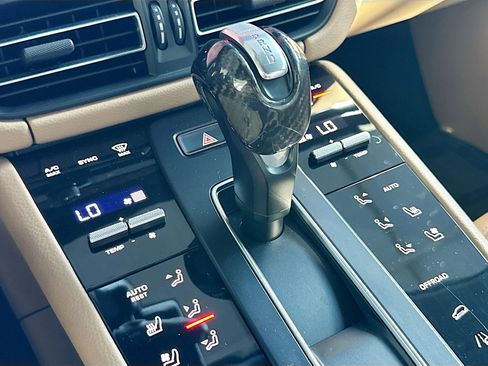 Used 2022 Porsche Macan image 17