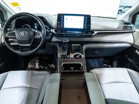 Used 2022 Toyota Sienna XLE image 11
