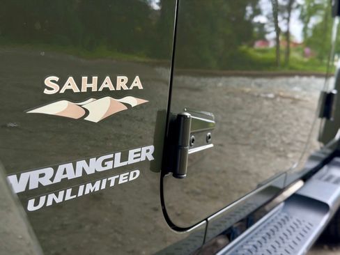 Used 2015 Jeep Wrangler Unlimited Sahara w/ Connectivity Group AWD/4WD image 17