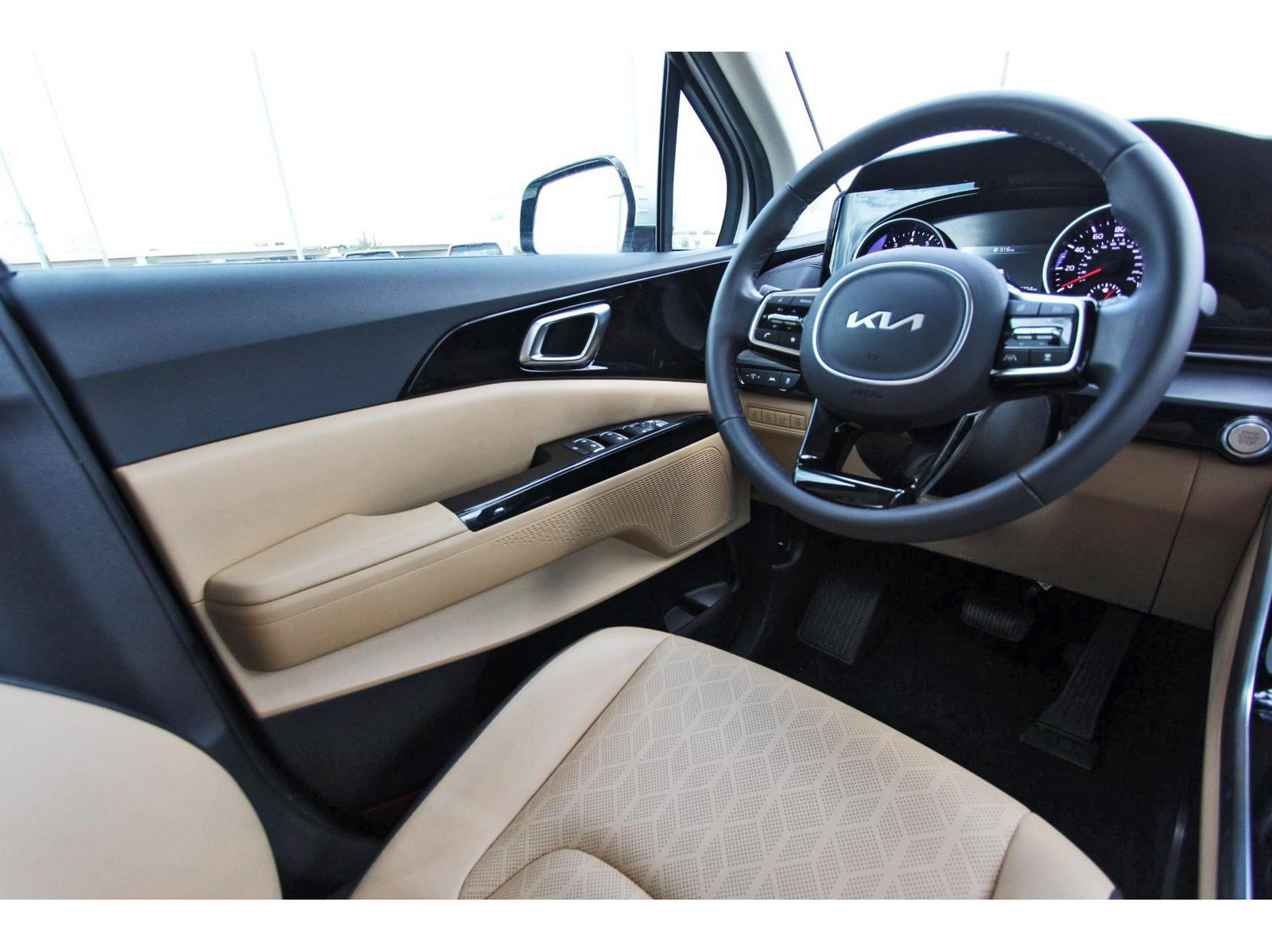 Used 2024 Kia Carnival EX FWD image 9
