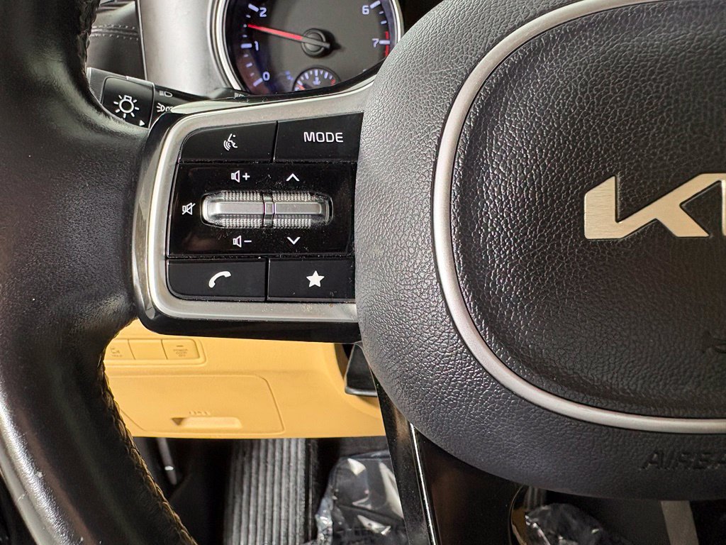 Used 2022 Kia Carnival LX FWD image 23