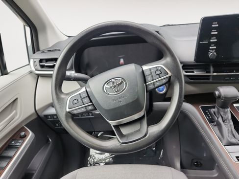 Used 2021 Toyota Sienna LE FWD image 12