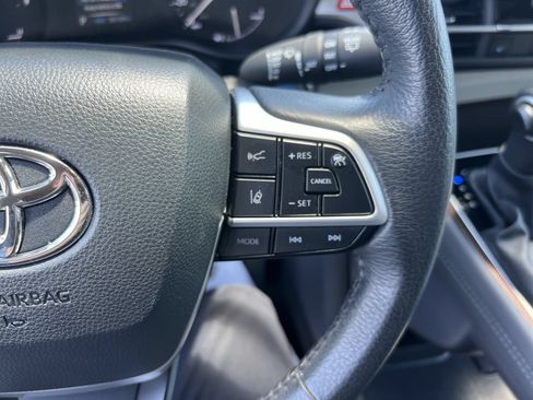 Used 2024 Toyota Sienna XLE FWD image 20