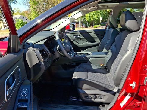 Used 2024 Nissan Rogue Platinum image 14