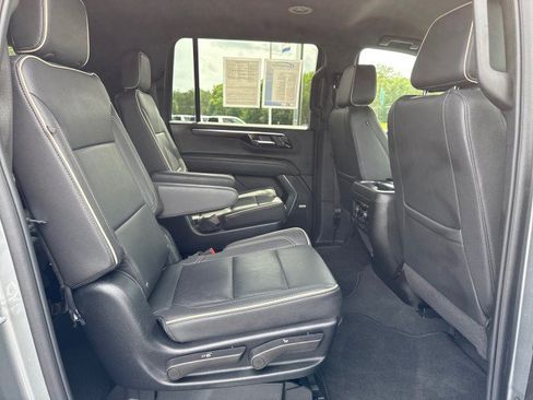 Used 2025 Chevrolet Suburban Premier RWD image 13