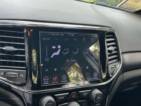 Used 2019 Jeep Grand Cherokee Laredo w/ Laredo X Package RWD image 23