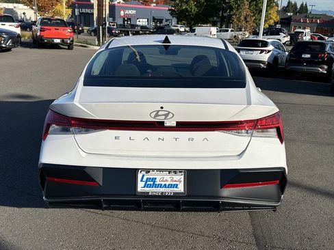 Certified 2025 Hyundai Elantra SEL w/ Cargo Package image 8