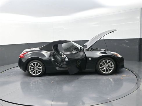 Used 2010 Nissan 370Z Touring image 38