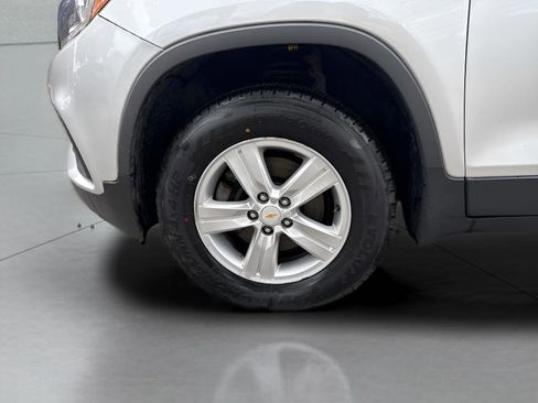 Used 2020 Chevrolet Trax LT w/ LT Convenience Package AWD/4WD image 5