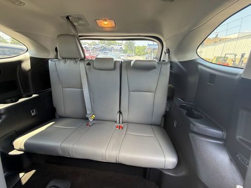 Used 2023 Toyota Highlander XLE AWD/4WD image 26