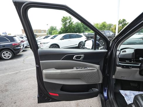 Used 2025 Kia Carnival FWD image 10