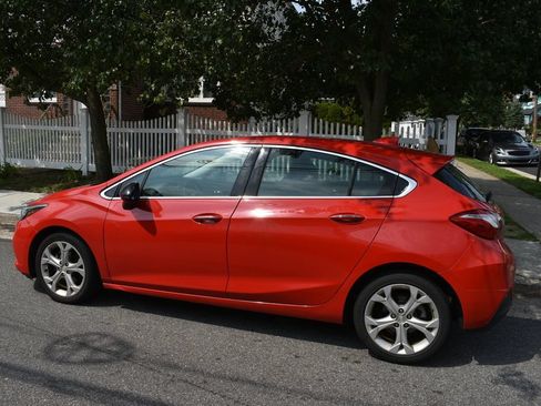 Used 2018 Chevrolet Cruze Premier FWD image 8